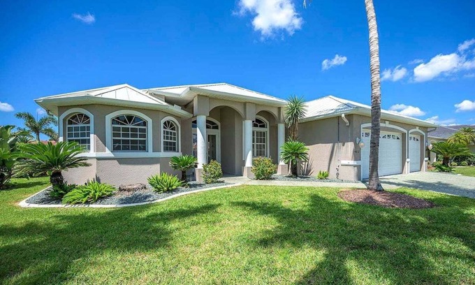 Pelican House | White Sands - Tropical Rental with lots of Privacy