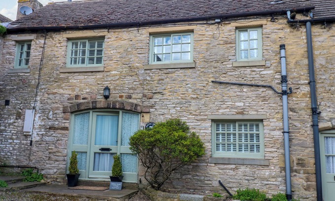 Middleham Cottage | WHITE SWAN COTTAGE, family friendly, with open fire in Middleham
