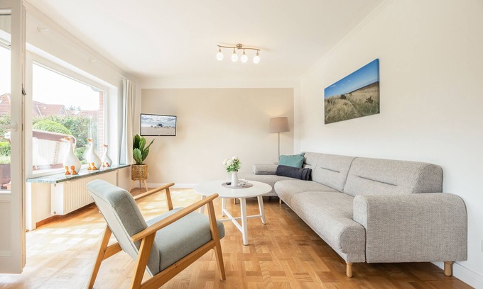 Westerland Apartment | White walls and light-colored natural materials - a combination that makes the entire apartment look