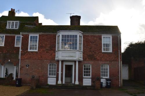 Rye House | Whitefriars, Rye - central location with parking for 3 cars - large family home