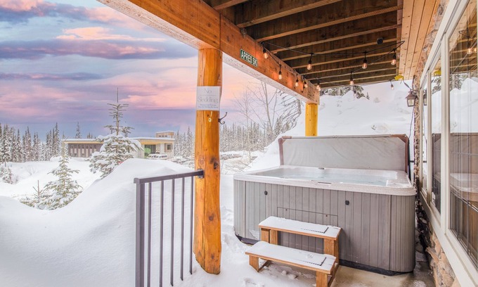 Big White Ski Resort House | Whitetail 1 | 5 Bdrms, 3 Levels + Ski-In with Year Round Hot Tub!