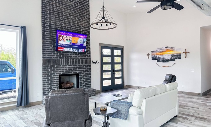 Purcell Cabin | WhiteTail Cabin with Shuffleboard, Fireplace, WiFi, South of Norman