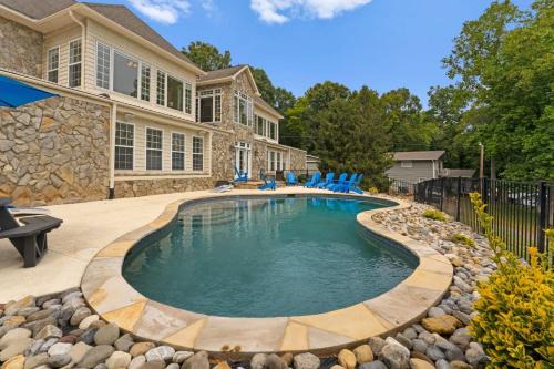 Troutman House | Whitetail Cove by AvantStay Lakefront w Pool Private Dock Sleeps 20