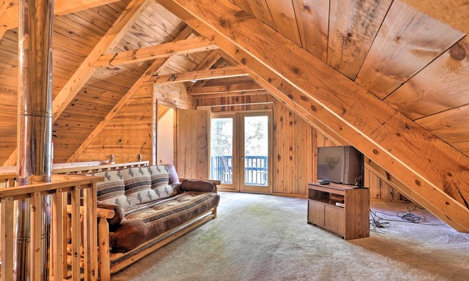 Deadwood Cabin | Whitewood Cabin: Deck, Gas Grill & Hot Tub!