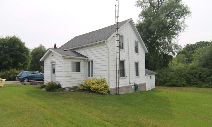 Picton Cottage | Whole-home 3 minutes from Sand Dunes. Centrally located Beach Getaway.