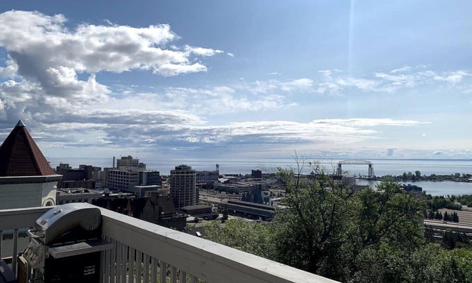 Observation Hill Apartment | Whole House with Lake and Lift Bridge Overlook for 10 Guests