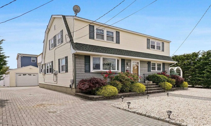 Ship Bottom House | Wi/Fi. Yes to Pets. Patio. Private Yard. Beach Chairs.Balcony. Beach Badges.