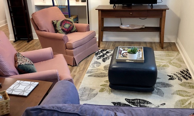 Metairie House | Wide Oaks Flat- RN, Relocation, Seasonal, Central and safe