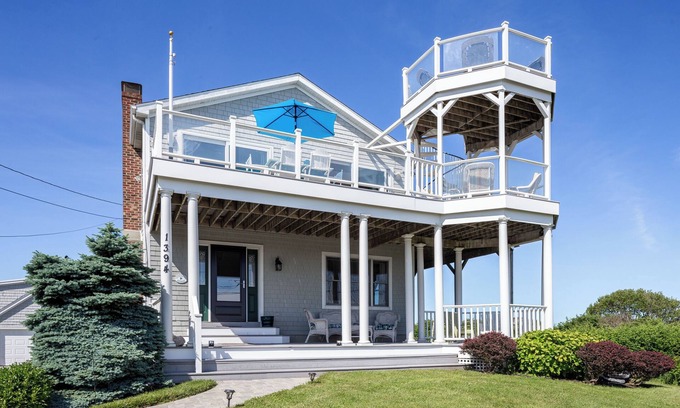 Point Judith House | Wide ocean views from Block Island to Newport Bridge,5 minutes to beaches, ferry