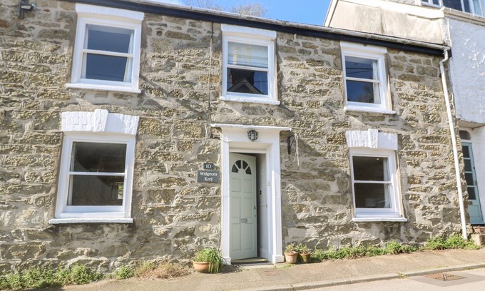 Flushing Cottage | WIDGEONS KEEL, pet friendly, character holiday cottage in Flushing