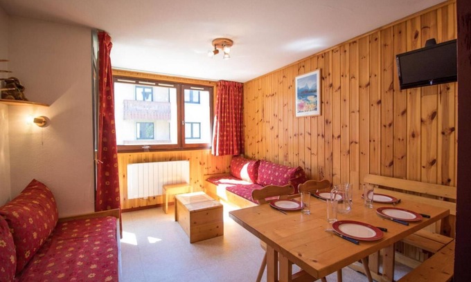 Val Cenis Apartment | Wifi, 100m from resort center, 3rd floor, view mountain, balcony, parking, tv, ski locker, 33m²