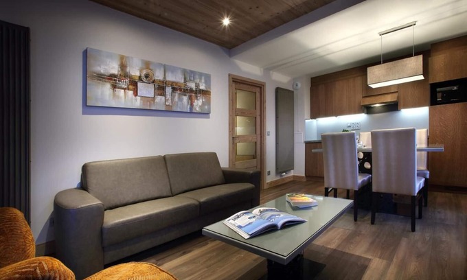 Eclose-Est Apartment | Wifi, 150m from ski slopes, fitness, swimming pool, sauna, hammam, balcony, tv, 53m², Alpe d'Huez