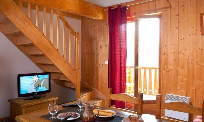 Saint-Sorlin-d'Arves Apartment | Wifi, 200m from ski slopes, fitness, swimming pool, terrace, balcony, parking, 80-90m²