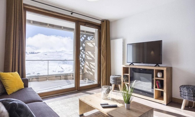 Les Saisies Apartment | Wifi, 200m from shops, fitness, swimming pool, terrace, balcony, tv, ski locker, 57-63m²