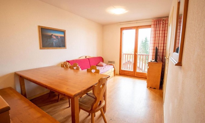 Valfrejus Apartment | Wifi, 200m from ski slopes, 1st floor, view mountain, balcony, tv, ski locker, 36m², Valfréjus