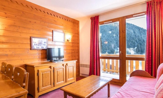 Valfrejus Apartment | Wifi, 300m from resort center, swimming pool, sauna, tv, ski locker, 40m², Valfréjus