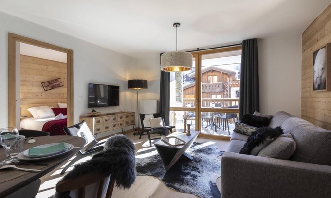 Les Deux Alpes Apartment | Wifi, 40m from ski slopes, fitness, sauna, hammam, terrace, balcony, parking, tv, ski locker, 74m²