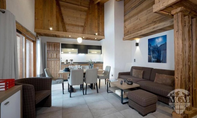 Chamonix City Centre Apartment | Wifi, 50m from ski lifts, fitness, swimming pool, balcony, parking, tv, ski locker, 60m², Chamonix