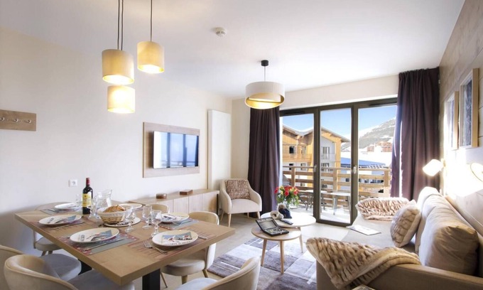 Eclose-Est Apartment | Wifi, 50m from ski slopes, fitness, sauna, hammam, balcony, tv, ski locker, 65m², Alpe d'Huez