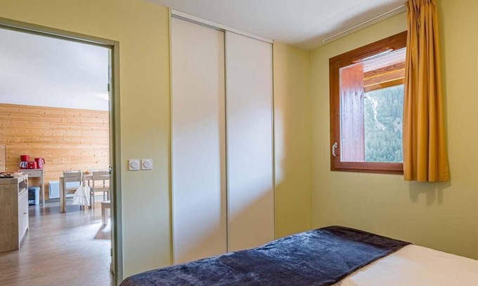Vaujany Apartment | Wifi, 50m from ski lifts, fitness, swimming pool, sauna, hammam, balcony, parking, tv, 68-75m²