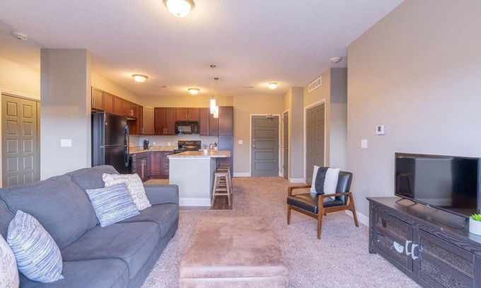 West Des Moines Apartment | Wifi Balcony Garage Pool Gym More