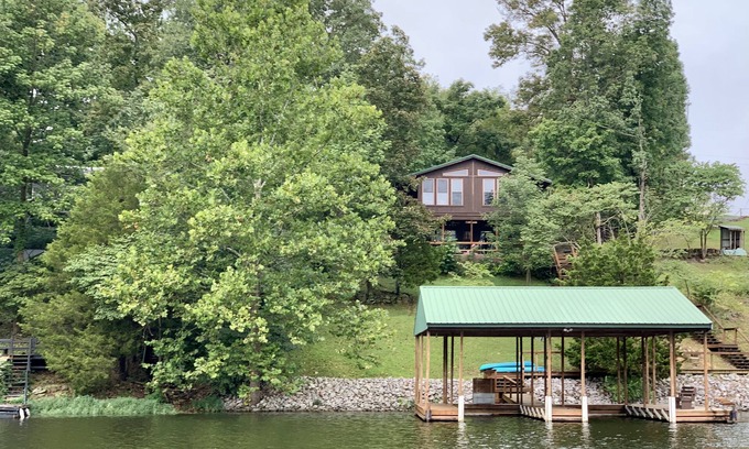 Goreville Cabin | WIFI FLEXCATION & RELAXATION! Cozy fireplace, reading, movies, fire pit & more!