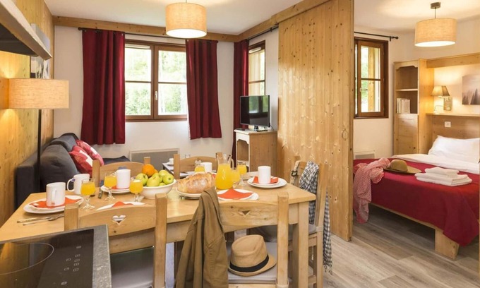 Saint-Sorlin-d'Arves Apartment | Wifi, ski-in/ski-out & foot of the slopes, fitness, swimming pool, parking, tv, ski locker, 32m²