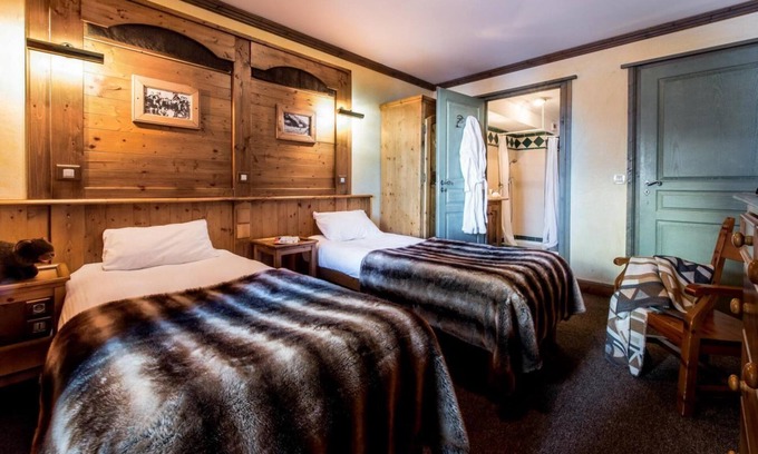 Les Almes Apartment | Wifi, ski-in/ski-out & foot of the slopes, fireplace or stove, tv, ski locker, 66m², Tignes