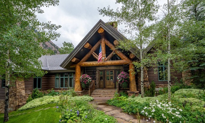 Aspen House | Wild Rose Lodge with Amazing Mountain Views