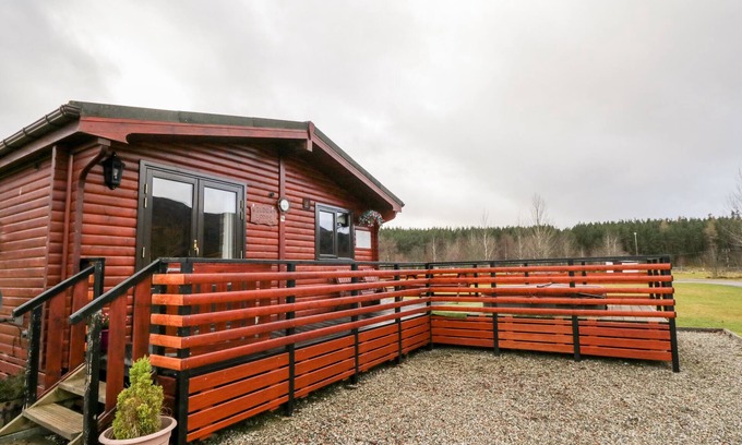 Newtonmore Cottage | WILDCAT LODGE, pet friendly, with hot tub in Newtonmore