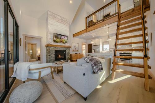 Eureka House | Wilderness Club Nest - Modern Cabin Retreat for 9 with Hot Tub