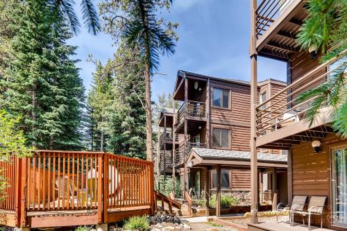 Four O'Clock Apartment | Wildwood Suites 206 by Ski Country Resorts