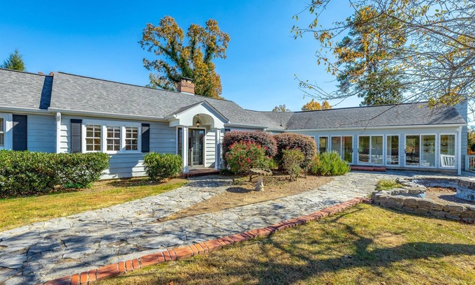 Chattanooga Valley House | Willow Manor | Grand Views of Lookout Mtn | Sleeps 11 | Dog Friendly | 4 Bed, 2.5 Bath