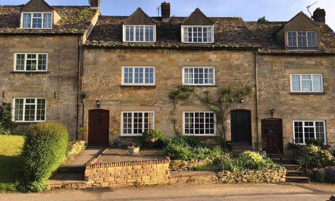 Snowshill Village Cottage | WILLOW VALE, pet friendly, with a garden in Snowshill