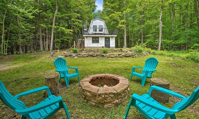Wilmington Cabin | Wilmington Chalet w/Hot Tub < 8 Mi to Mount Snow!
