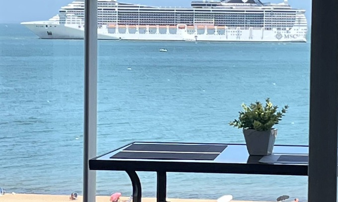 Punta del Este Apartment | Window to the sea