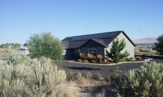Benton City House | Wine tasting from this eco-friendly home with stunning views.