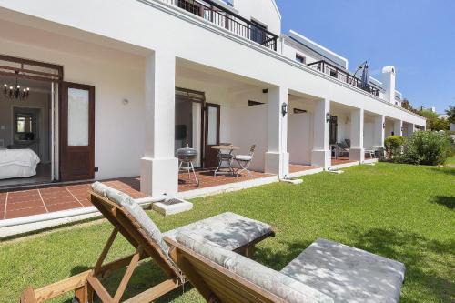 Stellenbosch Cabin | Winelands Golf Lodges 19