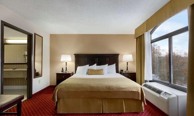 Executive Park Hotel | Wingate by Wyndham - Charlotte Airport South I-77 at Tyvola
