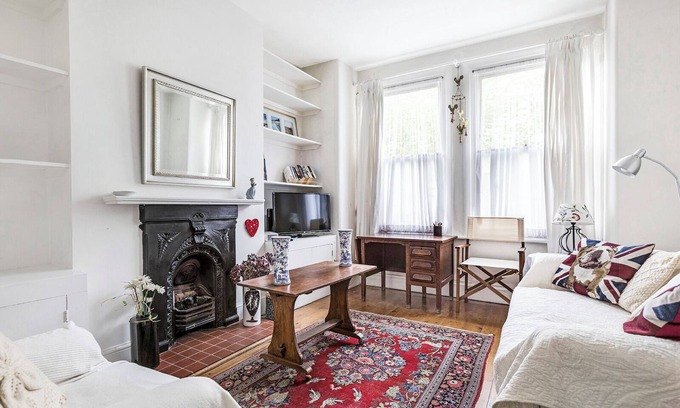 Hammersmith Apartment | WINSLOW ROAD, Hammersmith - Quaint 1 bedroom apartment with private rear garden
