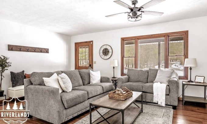 Newaygo Cabin | Winter Getaway! Hot tub, fishing, hiking, cozy