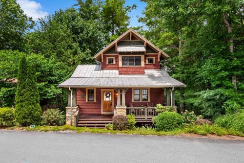 Cheshire House | Winterberry Cottage Treetop Balcony and 5 Min to Downtown Black Mtn!
