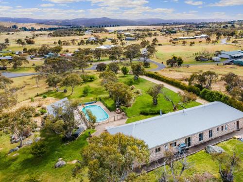 Moonbah House | Winterwood Lodge - 6mins Jindabyne Pets Allow Farm Stay-Swimming Pool Summer Only