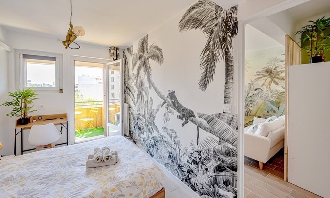 Le Mourillon Apartment | Wisdom Monkeys Apartment - Balcony & AC