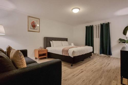 Wishart Apartment | Wishart 1Bed 1Bath Tiny, Quiet House w Parking M15