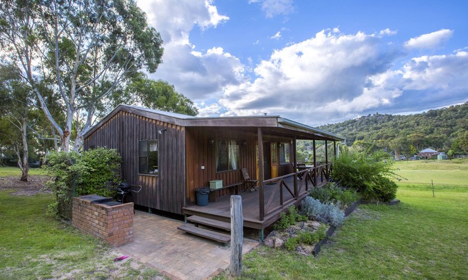 Wyberba Cottage | Wisteria Cottage and Cabins