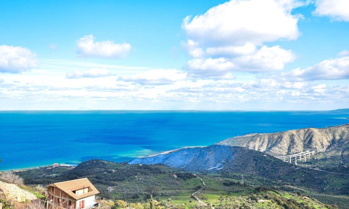 Tusa Apartment | With a beautiful view of the sea, this comfortable vacation apartment in Tusa welcomes you.