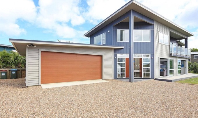 Oneroa House | With a bonus late check-out of 11am