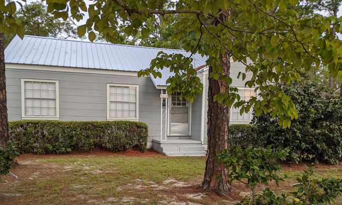 Waycross Cottage | With in walking and seeing of Waycross Hospital