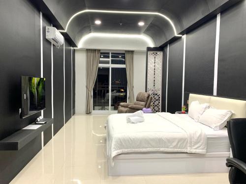 Lubuk Baja Apartment | Wiwi Formosa Residence Nagoya with balcony-Modern-Netflix